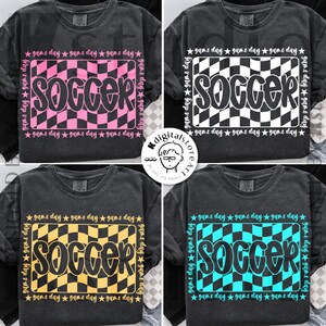 Op de afbeelding: Vier donkergrijze t-shirts met het woord "SOCCER" in een retro lettertype, geplaatst in een geblokt patroon. Elk shirt heeft een ander kleurenschema: roze, wit, geel en turquoise. De zin "game day" wordt rond het ontwerp herhaald.