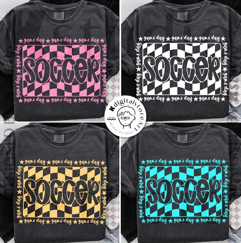 Op de afbeelding: Vier donkergrijze t-shirts met het woord "SOCCER" in een retro lettertype, geplaatst in een geblokt patroon. Elk shirt heeft een ander kleurenschema: roze, wit, geel en turquoise. De zin "game day" wordt rond het ontwerp herhaald.