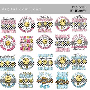 Pu&ograve; includere: Un set di 16 design digitali colorati con un viso sorridente con un fiore di margherita e uno sfondo a scacchi. I design includono frasi come "Little Miss Sassy Pants", "On My Mom's Last Nerve", "Mama's Expensive Lil Man", e "Got a Problem? Call My Mama".