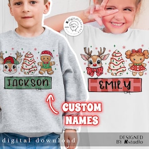 Op de afbeelding: Twee kindertruien met kerstthema's. Eén heeft een rendier, kerstboom en peperkoeken man met de naam "Jackson". De andere heeft een rendier, boom en peperkoeken meisje met de naam "Emily". De woorden "Custom Names" zijn ook zichtbaar.