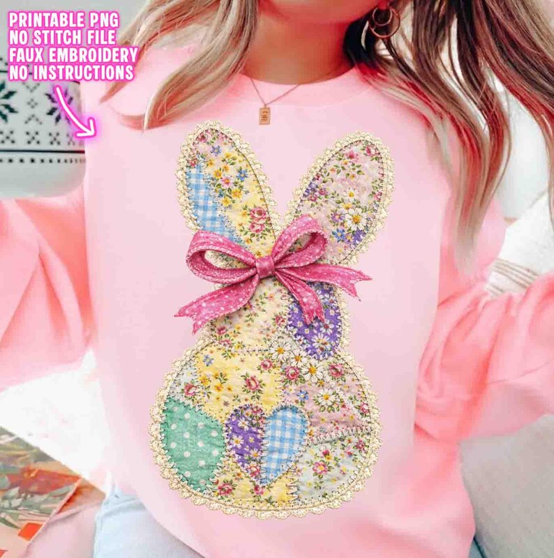Op de afbeelding: Een lichtroze sweatshirt met een patchwork konijn ontwerp. Het konijn heeft bloempatronen, een roze strik en kanten rand. De tekst "PRINTABLE PNG NO STITCH FILE FAUX EMBROIDERY NO-INSTRUCTIONS" is zichtbaar.