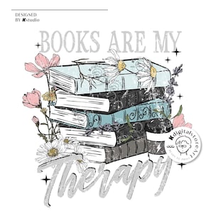 K&ouml;nnte beinhalten: Ein Stapel B&uuml;cher mit Blumen und einer Tasse Kaffee. Der Text "Books are my therapy" ist in einer verwitterten Schrift geschrieben.