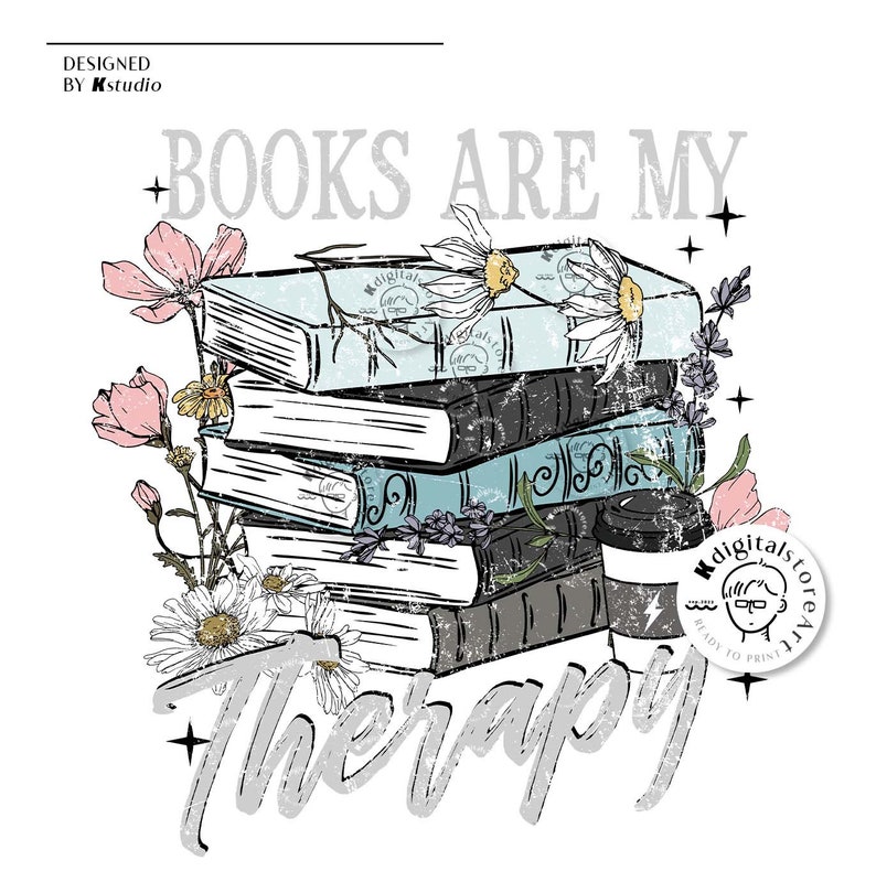 K&ouml;nnte beinhalten: Ein Stapel B&uuml;cher mit Blumen und einer Tasse Kaffee. Der Text "Books are my therapy" ist in einer verwitterten Schrift geschrieben.
