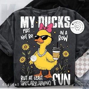 Puede incluir: Sudadera gris oscuro con un gr&aacute;fico de un pato amarillo con gafas de sol, un lazo rosa y un collar de perlas. El texto dice: "MY DUCKS MAY NOT BE IN A ROW BUT AT LEAST THEY ARE HAVING FUN."