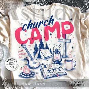 K&ouml;nnte beinhalten: Cremefarbenes T-Shirt mit einem grafischen Design mit den Worten "church CAMP" in Pink und Blau. Das Design umfasst ein Kreuz, ein Zelt, eine Gitarre, ein Lagerfeuer, eine Laterne, eine Kaffeetasse und ein offenes Buch mit Brille. Die Worte "faith friends fun" sind ebenfalls enthalten.