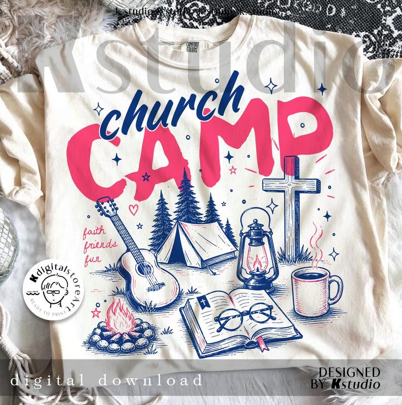 K&ouml;nnte beinhalten: Cremefarbenes T-Shirt mit einem grafischen Design mit den Worten "church CAMP" in Pink und Blau. Das Design umfasst ein Kreuz, ein Zelt, eine Gitarre, ein Lagerfeuer, eine Laterne, eine Kaffeetasse und ein offenes Buch mit Brille. Die Worte "faith friends fun" sind ebenfalls enthalten.
