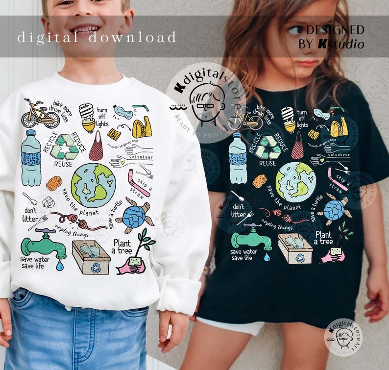 Puede incluir: Dos camisetas blancas y negras con un dise&ntilde;o gr&aacute;fico colorido que presenta una variedad de acciones ecol&oacute;gicas, como el reciclaje, la reutilizaci&oacute;n y la plantaci&oacute;n de &aacute;rboles. El texto en las camisetas dice "Reciclar, Reducir, Reutilizar", "Salvar el planeta", "Plantar un &aacute;rbol", "No tirar basura", "Salvar el agua, salvar la vida", y "Saltarse una pajita".