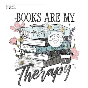 K&ouml;nnte beinhalten: Ein Stapel B&uuml;cher mit Blumen und einer Kaffeetasse, mit dem Text "BOOKS ARE MY THERAPY" in einer verwitterten Schrift.
