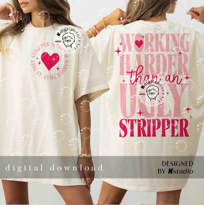 Puede incluir: Una camiseta blanca con un dise&ntilde;o gr&aacute;fico rosa y rojo que dice "Working Harder Than an Ugly Stripper" con un coraz&oacute;n rosa y estrellas. El dise&ntilde;o est&aacute; en la parte posterior de la camiseta.