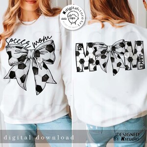 Peut inclure: Sweat-shirt blanc avec un n&oelig;ud de ballon de football noir et blanc et le texte "Soccer Mom" sur le devant. Le dos du sweat-shirt porte le texte "Mom" compos&eacute; de ballons de football avec le num&eacute;ro "12" et le nom "Jamie" au dos.