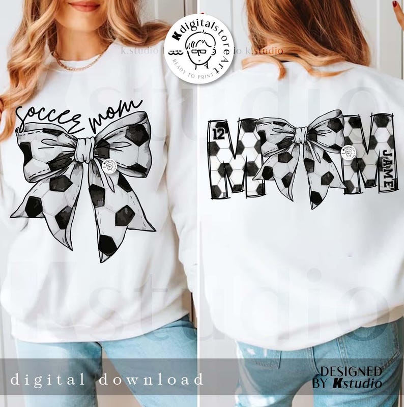 Peut inclure: Sweat-shirt blanc avec un n&oelig;ud de ballon de football noir et blanc et le texte "Soccer Mom" sur le devant. Le dos du sweat-shirt porte le texte "Mom" compos&eacute; de ballons de football avec le num&eacute;ro "12" et le nom "Jamie" au dos.