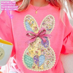 Op de afbeelding: Een roze sweatshirt met een patchwork konijn ontwerp en een roze strik. Het konijn is gemaakt van bloemen- en patroonstoffen. De tekst "PRINTABLE PNG NO STITCH FILE FAUX EMBROIDERY NO INSTRUCTIONS" staat in de linkerbovenhoek.