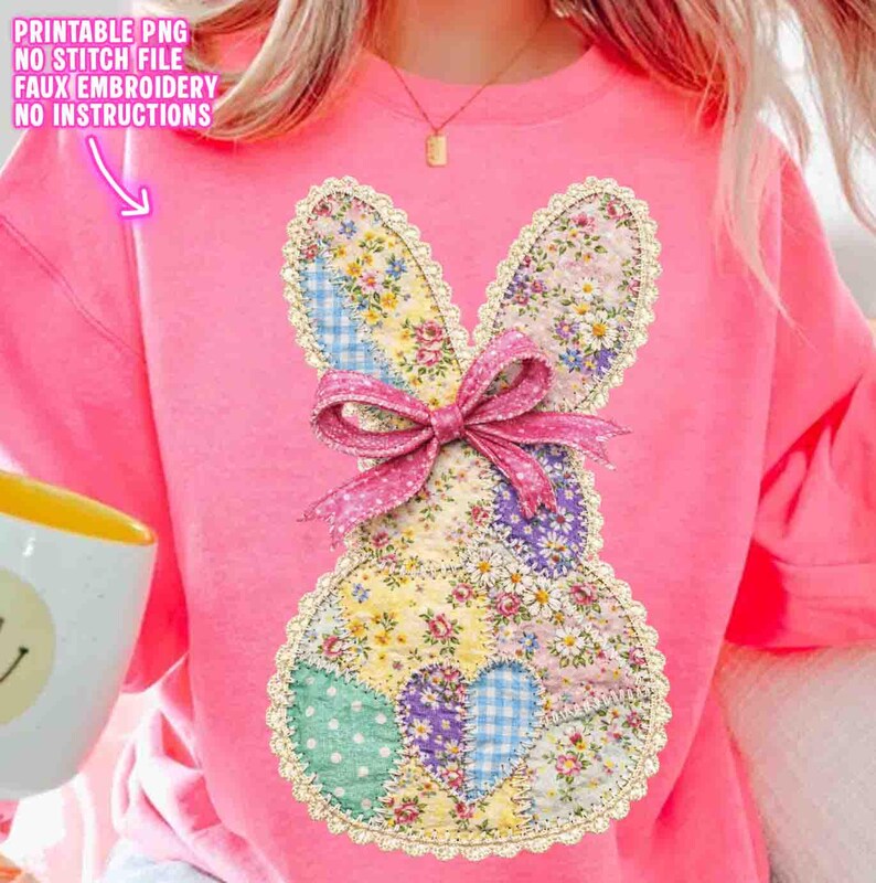Op de afbeelding: Een roze sweatshirt met een patchwork konijn ontwerp en een roze strik. Het konijn is gemaakt van bloemen- en patroonstoffen. De tekst "PRINTABLE PNG NO STITCH FILE FAUX EMBROIDERY NO INSTRUCTIONS" staat in de linkerbovenhoek.