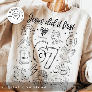 Peut inclure: Sweat-shirt crème avec l'inscription "Jesus did it first" et des illustrations en noir, dont un arc-en-ciel, un cœur et des mains en prière. Le motif comprend le chiffre 67 et des versets bibliques.