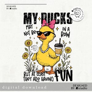 Puede incluir: Gr&aacute;fico de descarga digital que presenta un pato amarillo con gafas de sol, un lazo rosa y un collar de perlas. El pato sostiene una taza de caf&eacute; y est&aacute; rodeado de flores. El texto dice: "Mis patos pueden no estar en fila, pero al menos se divierten."