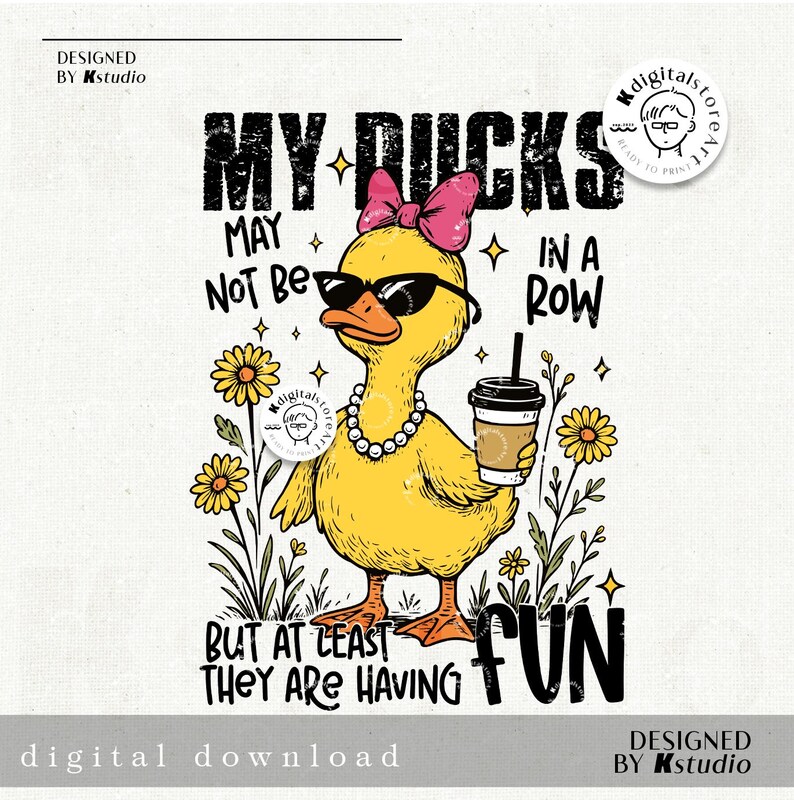 Puede incluir: Gr&aacute;fico de descarga digital que presenta un pato amarillo con gafas de sol, un lazo rosa y un collar de perlas. El pato sostiene una taza de caf&eacute; y est&aacute; rodeado de flores. El texto dice: "Mis patos pueden no estar en fila, pero al menos se divierten."