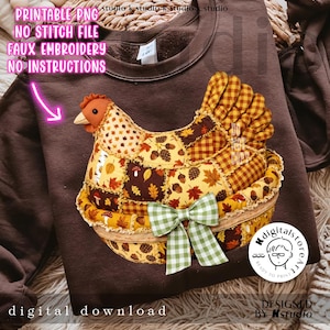 Puede incluir: Una sudadera marrón con un diseño de gallina de retazos. La gallina está hecha de telas con temática otoñal y un lazo a cuadros verde y blanco. La imagen incluye el texto "PRINTABLE PNG, NO STITCH FILE, FAUX EMBROIDERY, NO INSTRUCTIONS" y "digital download".