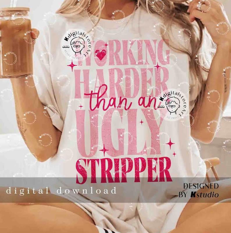 Puede incluir: Una camiseta blanca con texto rosa y rojo que dice "Working Harder than an Ugly Stripper". El texto tiene un efecto brillante y un peque&ntilde;o coraz&oacute;n est&aacute; por encima de la palabra "Working".