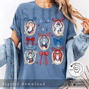 Op de afbeelding: Blauw T-shirt met een patriottisch ontwerp met cartoon ganzen in ovale frames, versierd met strikken en bloemen. De ganzen dragen hoeden en zonnebrillen en houden vlaggen en kaarsen vast. De tekst "digital download" staat onderaan.