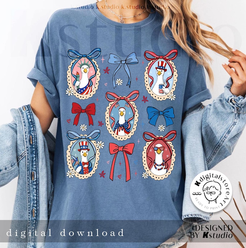 Op de afbeelding: Blauw T-shirt met een patriottisch ontwerp met cartoon ganzen in ovale frames, versierd met strikken en bloemen. De ganzen dragen hoeden en zonnebrillen en houden vlaggen en kaarsen vast. De tekst "digital download" staat onderaan.