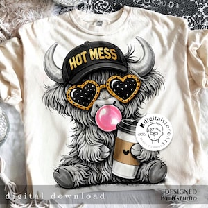 K&ouml;nnte beinhalten: Cremefarbenes T-Shirt mit einem Cartoon-Highland-Rind, das eine schwarze Kappe mit goldenem "HOT MESS"-Schriftzug, herzf&ouml;rmige Sonnenbrille und eine rosa Blase tr&auml;gt. Das Rind h&auml;lt einen Kaffeebecher.