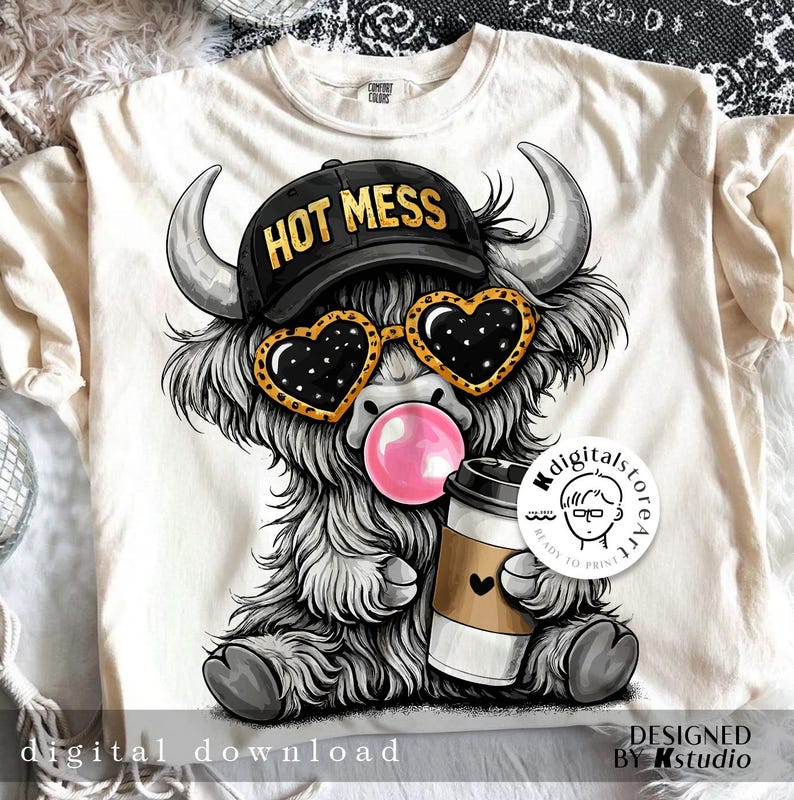 K&ouml;nnte beinhalten: Cremefarbenes T-Shirt mit einem Cartoon-Highland-Rind, das eine schwarze Kappe mit goldenem "HOT MESS"-Schriftzug, herzf&ouml;rmige Sonnenbrille und eine rosa Blase tr&auml;gt. Das Rind h&auml;lt einen Kaffeebecher.