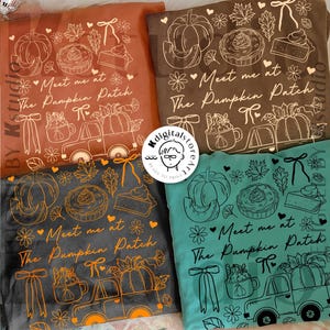Puede incluir: Cuatro camisetas en tonos naranja, marrón, gris y verde azulado, cada una con un diseño temático de calabaza. El diseño incluye calabazas, pastel, hojas y el texto "Meet me at The Pumpkin Patch."