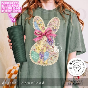 Op de afbeelding: Een saliegroen t-shirt met een patchwork konijnontwerp en een roze strik. Het konijn is gemaakt van verschillende bloemen- en patronenstoffen. Een donkergroene getextureerde beker wordt in de afbeelding vastgehouden. Tekst op het shirt luidt "digitale download".