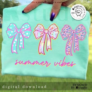 Peut inclure: Un t-shirt vert d'eau avec trois motifs de nœuds colorés. Les nœuds présentent des pois, des motifs floraux et des imprimés léopard. Les mots "summer vibes" sont écrits en rose. La phrase "digital download" est également visible.