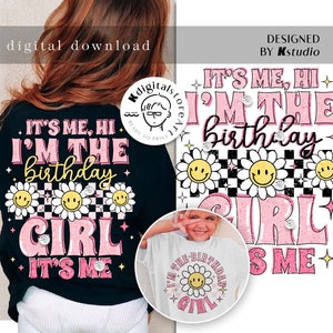 Puede incluir: Una camiseta negra con texto rosa que dice "It's me, hi I'm the birthday girl it's me". El texto está rodeado de margaritas rosas y blancas con caras sonrientes. La camiseta está en un maniquí que lleva una camiseta blanca con una margarita rosa y el texto "I'm the birthday girl" en ella.