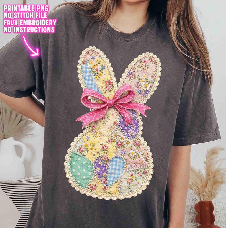 Op de afbeelding: Donkergrijs T-shirt met een patchwork konijn ontwerp met bloemen- en ruitpatronen. Het konijn heeft een roze lint en een geschulpte kanten rand. De tekst op het shirt luidt "PRINTABLE PNG, NO STITCH FILE, FAUX EMBROIDERY, NO INSTRUCTIONS".