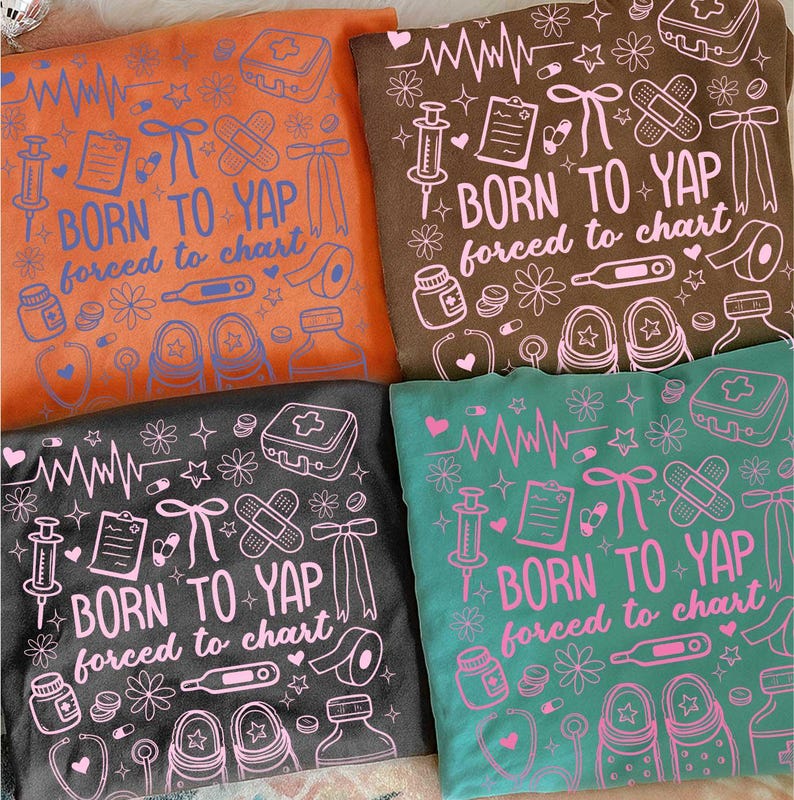 K&ouml;nnte beinhalten: Vier T-Shirts in Orange, Braun, Anthrazit und T&uuml;rkis, jeweils mit einem medizinischen Design. Die Shirts zeigen den Text "BORN TO YAP forced to chart", umgeben von medizinischen Symbolen wie Stethoskopen, Spritzen und Bandagen.