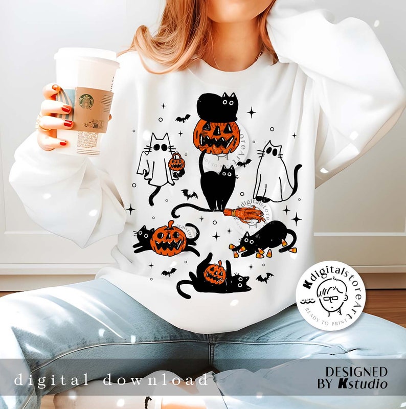 Puede incluir: Sudadera blanca con un dise&ntilde;o de Halloween con gatos negros, calabazas, murci&eacute;lagos y un fantasma. El dise&ntilde;o incluye el texto "digital download" y "DESIGNED BY Kstudio". La sudadera la lleva una persona.