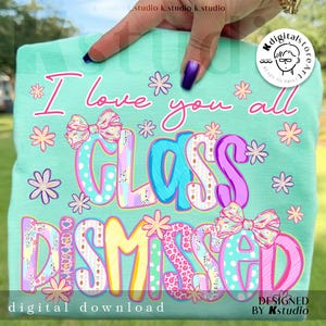 Può includere: Una maglietta verde menta con la scritta "I love you all CLASS DISMISSED" in lettere colorate e decorate. Il design include elementi floreali e fiocchi. Sono visibili anche le parole "digital download" e "designed by kstudio".