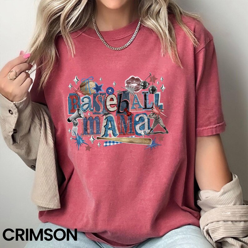K&ouml;nnte beinhalten: Karmesinrotes T-Shirt mit dem Schriftzug "Baseball Mama" im Vintage-Stil. Das Design umfasst Baseball-Grafiken wie Baseball, Schl&auml;ger und Spieler-Silhouette, mit Stern- und Lippenakzenten. Das Wort "CRIMSON" ist unten.