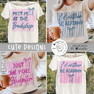Puede incluir: Cuatro camisetas color crema con dise&ntilde;os tem&aacute;ticos de libros. Una camiseta dice "Meet Me At The Bookshop" en azul y rosa. Otra dice "I'd Rather Be Reading". La tercera dice "Just One More Chapter". Todas las camisetas tienen un fondo a rayas.