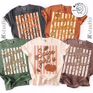Può includere: Cinque magliette a tema autunnale in vari colori, ognuna con un design unico. Le magliette presentano frasi come "Weather Weather", "Pumpkin Season" e "Spice Girl", insieme a grafiche a tema autunnale.