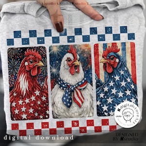 以下が含まれることがあります： 赤、白、青の愛国的なテーマの3羽の雄鶏のイラストが描かれた、明るい灰色のTシャツ。雄鶏は花火、星、ストライプの背景に配置されています。「digital download」の文字が下にあります。