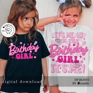 Puede incluir: Dos niñas con camisetas de cumpleaños. Una es negra con texto rosa "Birthday GIRL". La otra es blanca con texto rosa: "IT'S ME, HI I'M THE Birthday GIRL IT'S ME!" Descarga digital.