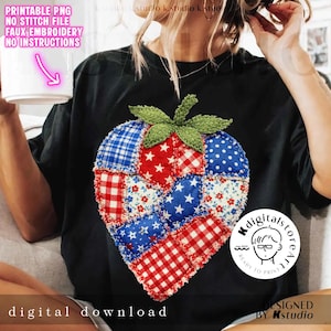 Puede incluir: Una taza de cerámica blanca con un asa negra y el texto "But First, Coffee" en negro y negrita. La taza está sobre una superficie blanca. La taza mide aproximadamente 10 cm de alto.