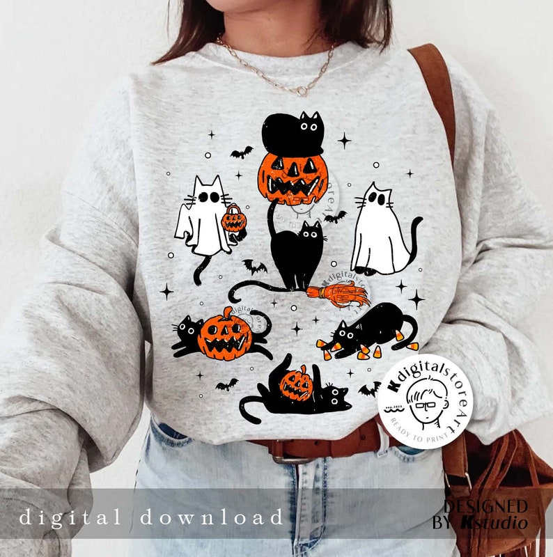 Puede incluir: Una sudadera gris claro con un dise&ntilde;o de Halloween. El dise&ntilde;o incluye gatos negros, calabazas, murci&eacute;lagos y un fantasma. El texto "digital download" est&aacute; impreso en la parte inferior. El dise&ntilde;o est&aacute; listo para imprimir.