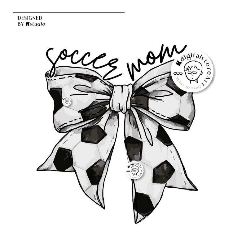 Peut inclure: Illustration en noir et blanc d'un n&oelig;ud de ballon de football avec le texte "soccer mom" au-dessus. L'image comprend un petit logo avec le texte "digitalstoreart" et "ready to print".