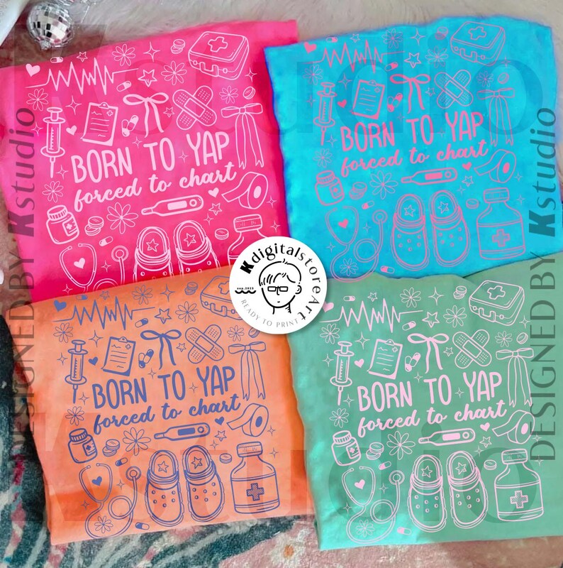 K&ouml;nnte beinhalten: Vier farbenfrohe T-Shirts mit dem Aufdruck "BORN TO YAP forced to chart" und medizinischen Grafiken. Die Shirts sind rosa, blau, orange und gr&uuml;n. Jedes Shirt hat ein einzigartiges Design mit Stethoskopen, Spritzen und anderen medizinischen Symbolen.