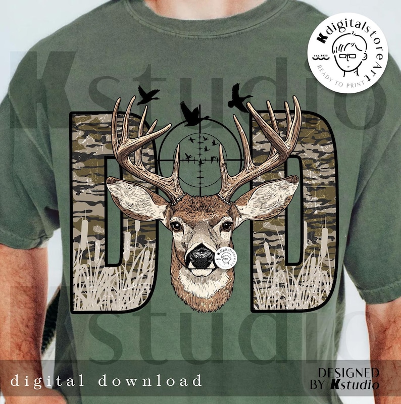 Op de afbeelding: Groen t-shirt met een hertenkopafbeelding in de letters "DAD". Het hert heeft grote geweien en is gecentreerd in een camouflagepatroon. De tekst "digital download" staat onderaan.