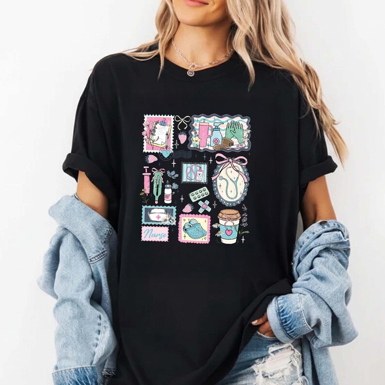 Op de afbeelding: Zwart T-shirt met een kleurrijke collage van medische illustraties, waaronder een stethoscoop, pillen en een koffiekopje. Het woord "Nurse" staat op een stempel. Het ontwerp is in pastelkleuren.