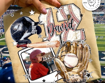 Puede incluir: Un diseño de descarga digital con temática de béisbol beige que presenta un casco de béisbol, un bate, un guante y una pelota de béisbol. El diseño incluye el nombre "David" y el número "19". También se incluye una foto de un niño con uniforme de béisbol.