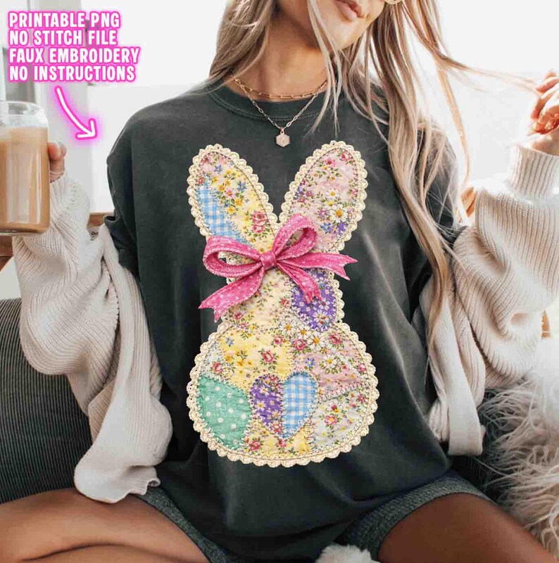 Op de afbeelding: Donkergrijs sweatshirt met een patchwork konijn ontwerp en een roze strik. Het konijn is gemaakt van bloemen- en patronenstoffen. De tekst bovenaan luidt "PRINTABLE PNG NO STITCH FILE FAUX EMBROIDERY NO INSTRUCTIONS".