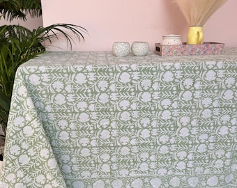Mantel floral verde salvia: Cubierta de mesa de algodón estampada a mano con bloques.