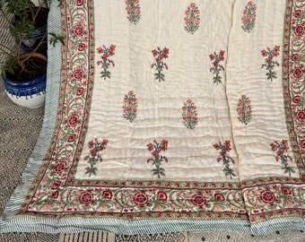 Edredón Kantha con estampado floral, lanzamiento de manta de algodón hecho a mano, colcha cosida a mano, edredón con estampado de bloques indios, regalo de inauguración de la casa de edredón de colcha