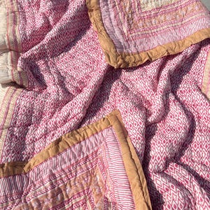 Edredón de algodón con estampado geométrico en bloques rosas, manta acolchada reversible estilo boho, colcha ligera hecha a mano.